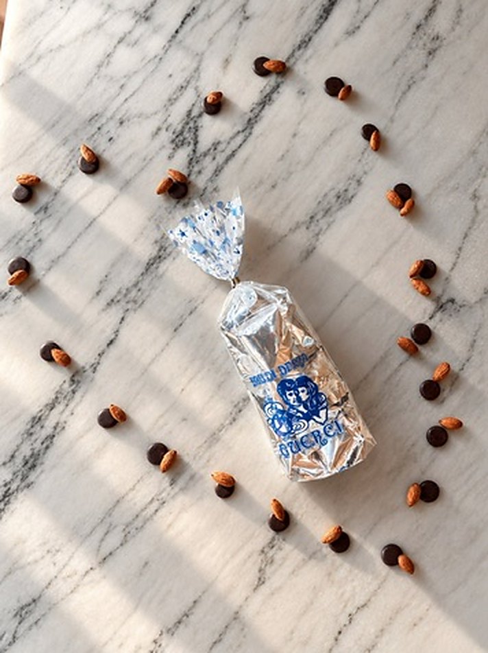 Sacchetto di Baci di Dama Guerci al centro di un cuore di mandorle e cioccolato