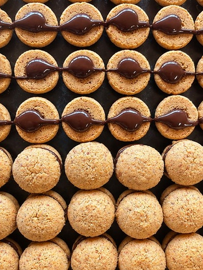 Baci di dama appena farciti in teglia