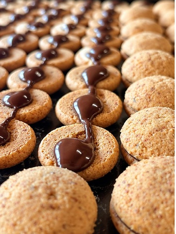 Farcitura di cioccolato fondente sui Baci di dama