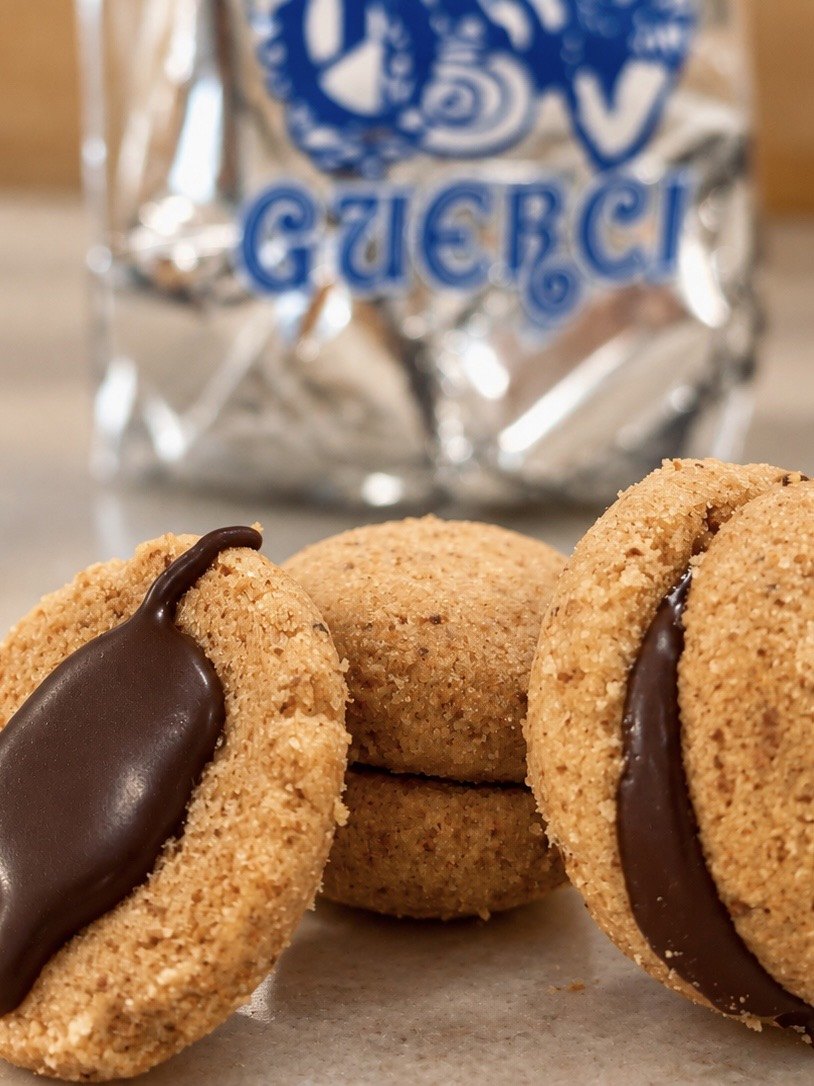 Baci di dama davanti al sacchetto Guerci
