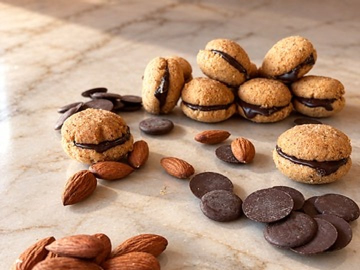 Baci di dama con mandorle e gocce di cioccolato fondente